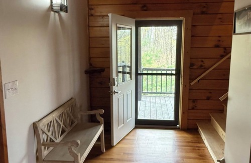 Chillicothe Cabin | Hot tub, game room