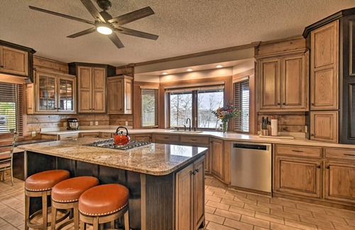 Piney Cabin | Hot Tub, Grill: Hilltop Log Cabin in Hot Springs!