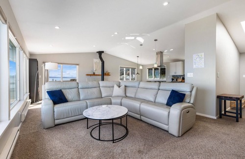 Adelma Beach House | Hot Tub I Waterfront I Whale Watching