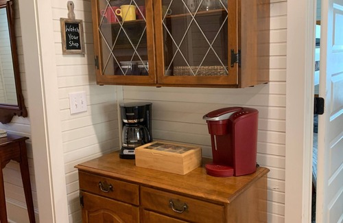 Old Fort Cottage | Hot Tub! Jarrett Creek Cottage bike/walk to breweries, ice cream, cafes, shops