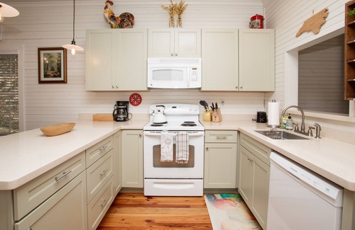 Old Fort Cottage | Hot Tub! Jarrett Creek Cottage bike/walk to breweries, ice cream, cafes, shops