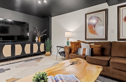 Weaverville House | Hot Tub-King Bed-Large TV and Family Room-Well stocked-15 min to Dt Asheville