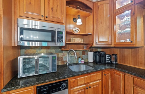 Dahlonega Apartment | ♨️Hot Tub🛏️King Bed🍷Wineries🌳Oasis🥾Hike🌎Comfy🔥Fire Pit⛲Pond 📺HDTV🍔Grill