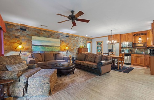 Dahlonega Apartment | ♨️Hot Tub🛏️King Bed🍷Wineries🌳Oasis🥾Hike🌎Comfy🔥Fire Pit⛲Pond 📺HDTV🍔Grill