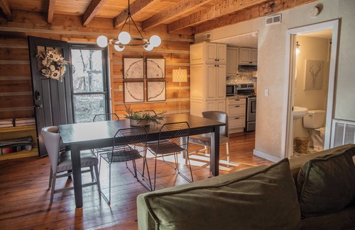 Knoxville Cabin | HOT TUB: KING COMFY BEDS : Convenient location to Downtown, Campus, West Knox