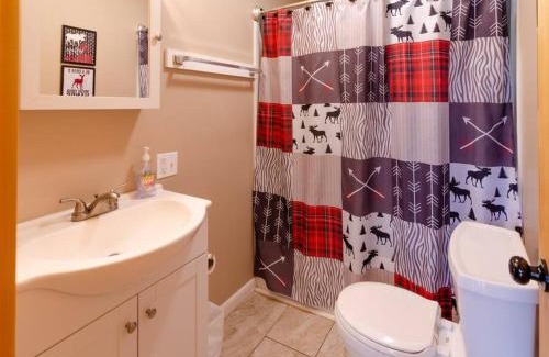 Lake Harmony Estates House | Hot Tub l Walk to Lake Harmony l Minutes to Ski