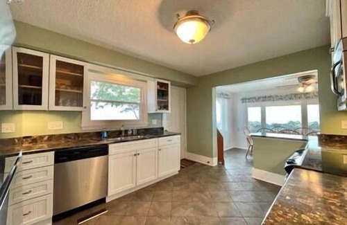 Oak Harbor House | Hot Tub-Lake Erie Beach House, Lake Front