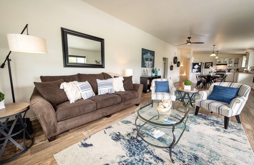 Manson House | Hot tub ~ Lake views ~ Sunsets for days ~ Close to town