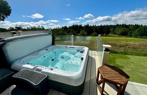 Swarland Apartment | Hot Tub Lodge with Panoramic Views & Free Golf