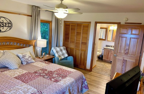Brevard Cabin | HOT TUB, LONG RANGE VIEWS, 6 Bedrooms, Sleeps 15! GAME RM