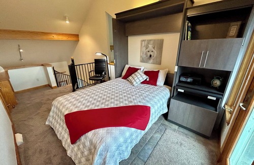 Brevard Cabin | HOT TUB, LONG RANGE VIEWS, 6 Bedrooms, Sleeps 15! GAME RM