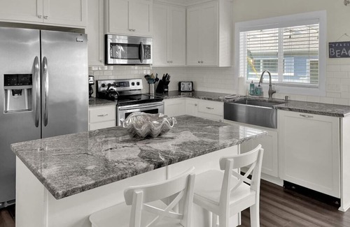 Seaside Cottage | Hot Tub Mere Steps from the Beach