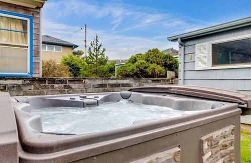 Seaside Cottage | Hot Tub Mere Steps from the Beach