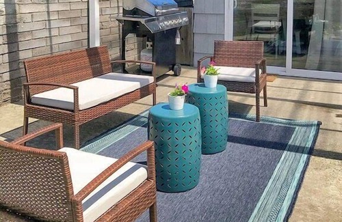 Seaside Cottage | Hot Tub Mere Steps from the Beach