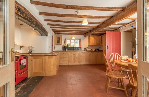 Penrhyndeudraeth Cottage | Hot tub, mountain views and a steam train running through the garden | Rhiwgoch