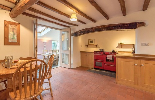 Penrhyndeudraeth Cottage | Hot tub, mountain views and a steam train running through the garden | Rhiwgoch