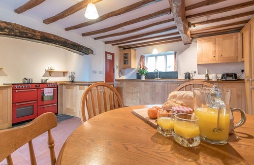 Penrhyndeudraeth Cottage | Hot tub, mountain views and a steam train running through the garden | Rhiwgoch