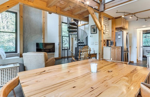 Old Fort Cabin | Hot Tub & Mtn Views: Modern Old Fort Hideaway!
