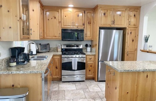 Huntington Beach House | Hot Tub | Near Freeway | Quick 2 Theme Parks/Beach