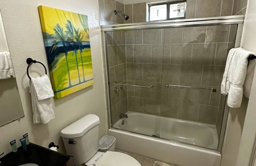 Crosstown House | Hot tub near Zoo, Downtown Beale Street 9 Large Beds