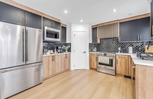 Southeast Edmonton House | Hot Tub| Patio| Netflix|Games|Central AC|Sleeps 8
