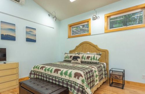 Spruce Pine House | Hot Tub, Perfect Mtn Getaway, Wifi, Hiking, 15 mins to Blue Ridge Parkway.