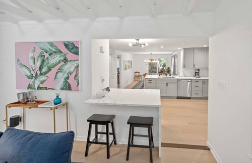 The Pines House | Hot Tub, Pet friendly, SHEETS/TOWELS included!
