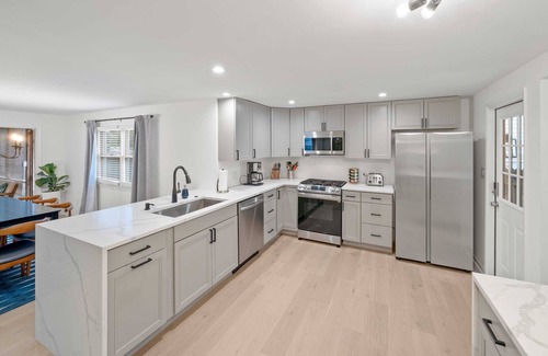 The Pines House | Hot Tub, Pet friendly, SHEETS/TOWELS included!