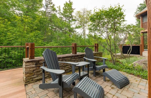 Mont-Tremblant Ski Chalet | HOT TUB + Ping-Pong + BBQ Terrace | Free Shuttle