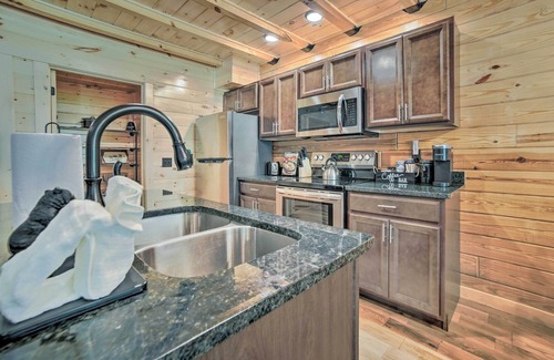 White Oak Lodge Cabin | Hot Tub, Pool Access & Fire Pit: Gatlinburg Cabin