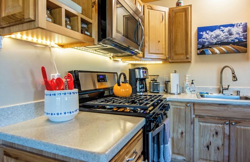 Cornville Cottage | Hot Tub, Pool, King Bed, Views, and NO checkout chores @ Stargazer Cottage!