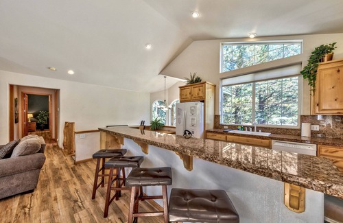 North Upper Truckee Cabin | Hot Tub, Pool Table, Bunk Beds, Large Yard, 8 Guests + Extra Kids 5 Yrs Old and Younger