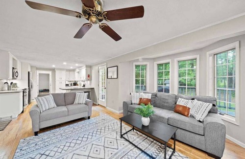 Saratoga Springs House | Hot Tub/Pool Table- Hidden Gem of Saratoga Springs