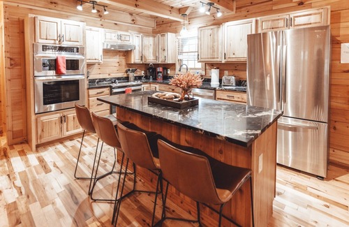 Carbon Hill Cabin | Hot Tub, Pool Table, & so much more! Sleeps 16
