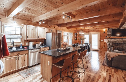 Carbon Hill Cabin | Hot Tub, Pool Table, & so much more! Sleeps 16