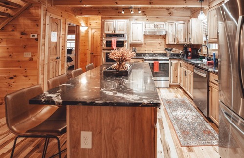 Carbon Hill Cabin | Hot Tub, Pool Table, & so much more! Sleeps 16