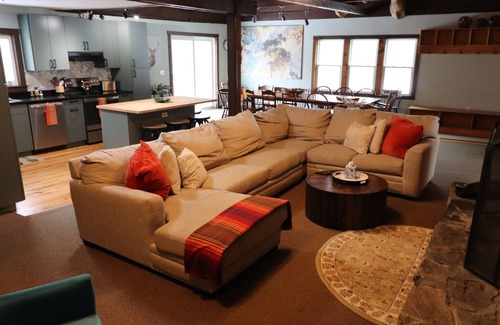 Mount Holly Cabin | Hot tub, pool table, wet bar, shuffleboard, whole house generator