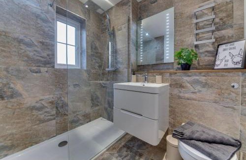 Cleethorpes House | “Hot Tub, Private Parking, Beachside Luxury”