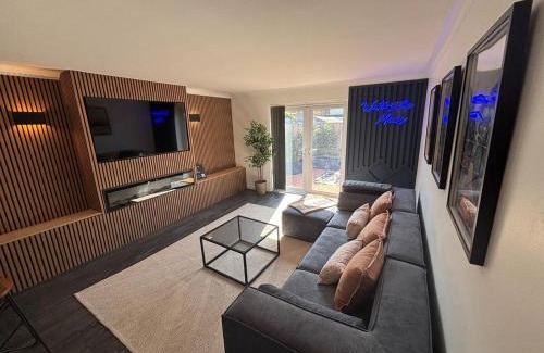 Cleethorpes House | Hot Tub, Private Parking, King Bed, Beach luxury