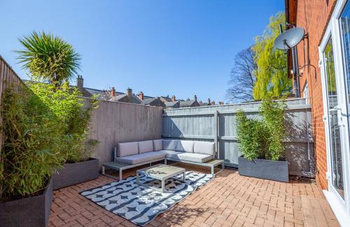 Cleethorpes House | Hot Tub, Private Parking, King Bed, Beach luxury