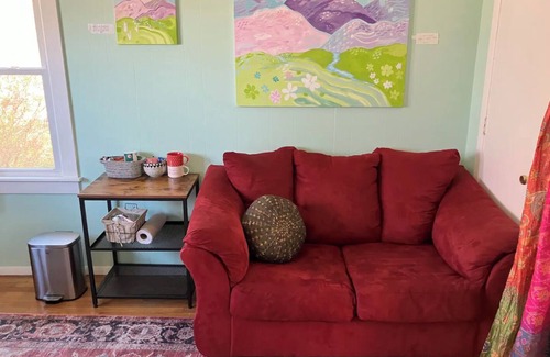 Johnson City Apartment | Hot Tub Private Studio- 1BR/1BR- Historic Tree Streets- 2 min drive to downtown
