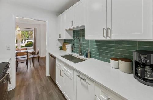 Mount Pleasant Apartment | Hot Tub, Putting Green + Bikes!