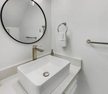 Mount Pleasant Apartment | Hot Tub, Putting Green + Bikes!