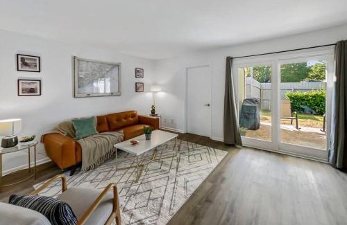 Mount Pleasant Apartment | Hot Tub, Putting Green + Bikes!