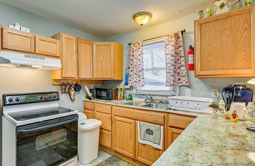 Kannapolis House | Hot Tub & Sauna: Kannapolis Bungalow