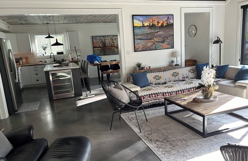 Bracebridge Cottage | Hot tub, sauna, walk to town of Bracebridge, dock, water toys, pets OK