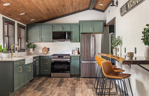 Covert House | Hot Tub | Sauna | Walk to Lake | Fire Pit | 10 min to South Haven | Accessible