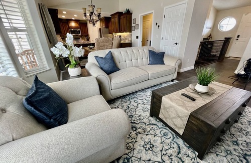 Ammon House | HOT TUB sleeps 15+, Pet Friendly Fenced 2 stry playhouse Idaho Falls