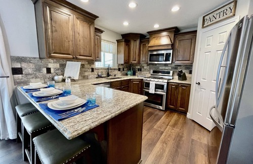 Ammon House | HOT TUB sleeps 15+, Pet Friendly Fenced 2 stry playhouse Idaho Falls