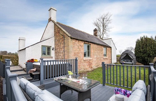 Chatton Cottage | Hot tub, spa-like garden, log burner